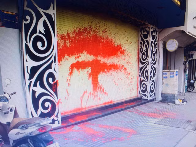 Mot gia dinh o Sai Gon bi nhom doi no khung bo bang son, chat ban-Hinh-2