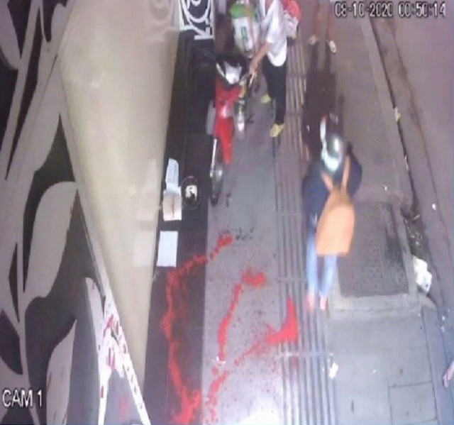 Một gia đình ở Sài Gòn bị nhóm đòi nợ khủng bố bằng sơn, chất bẩn - Hình 3 Mot gia dinh o Sai Gon bi nhom doi no khung bo bang son, chat ban-Hinh-3