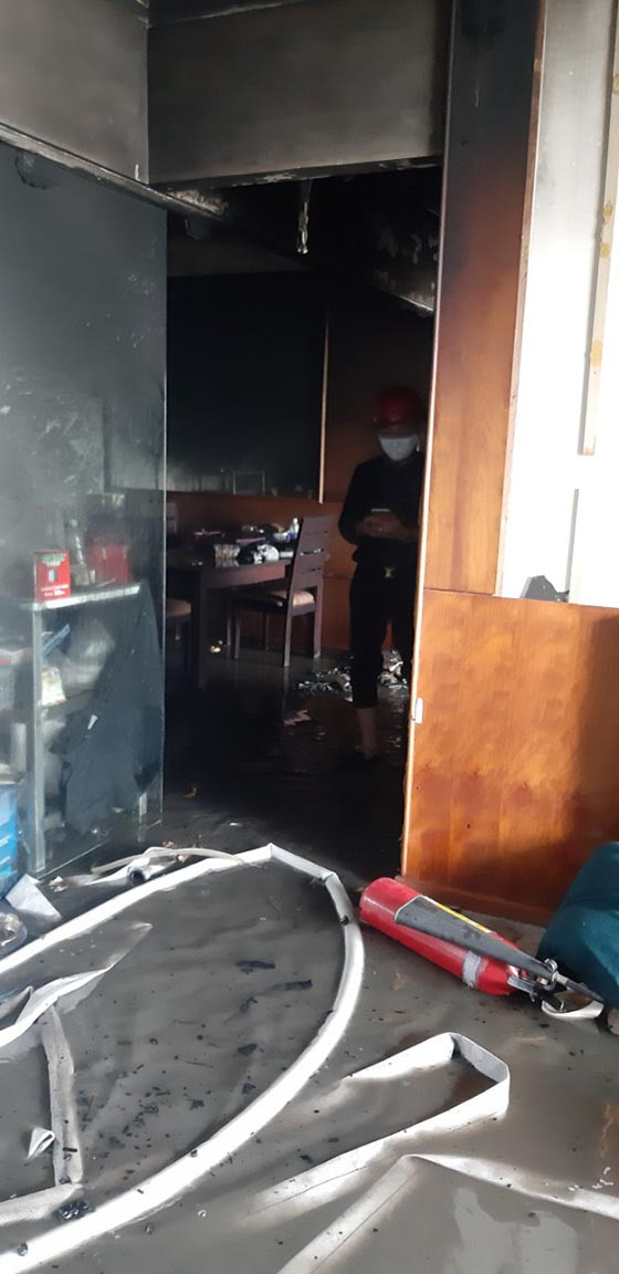 Giải cứu 4 người khỏi vụ cháy ở chung cư Hoàng Anh Gia Lai - Hình 3 Giai cuu 4 nguoi khoi vu chay o chung cu Hoang Anh Gia Lai-Hinh-3