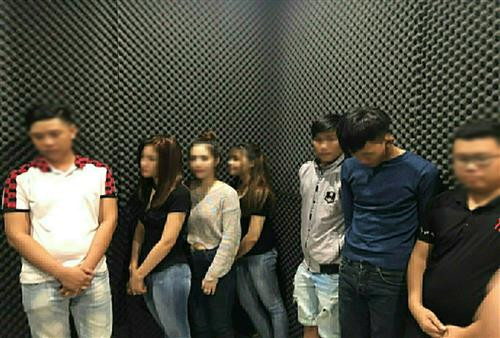 Động lắc tại phòng ngủ ở chung cư của 3 cô gái trẻ cùng 4 nam thanh niên Dong lac tai phong ngu o chung cu cua 3 co gai tre cung 4 nam thanh nien