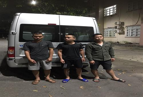 Động lắc tại phòng ngủ ở chung cư của 3 cô gái trẻ cùng 4 nam thanh niên - Hình 2 Dong lac tai phong ngu o chung cu cua 3 co gai tre cung 4 nam thanh nien-Hinh-2