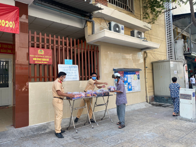 Hình ảnh đẹp: CSGT TP HCM tặng mì tôm, nước mắm, trứng... cho người gặp khó khăn vì COVID-19 - Hình 3 Hinh anh dep: CSGT TP HCM tang mi tom, nuoc mam, trung... cho nguoi gap kho khan vi COVID-19-Hinh-3