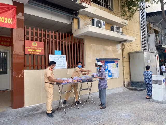 Hinh anh dep: CSGT TP HCM tang mi tom, nuoc mam, trung... cho nguoi gap kho khan vi COVID-19-Hinh-3