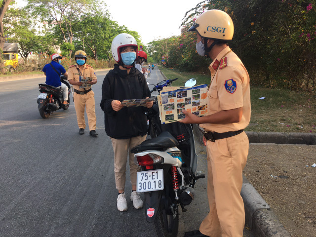 Hình ảnh đẹp: CSGT TP HCM tặng mì tôm, nước mắm, trứng... cho người gặp khó khăn vì COVID-19 - Hình 4 Hinh anh dep: CSGT TP HCM tang mi tom, nuoc mam, trung... cho nguoi gap kho khan vi COVID-19-Hinh-4