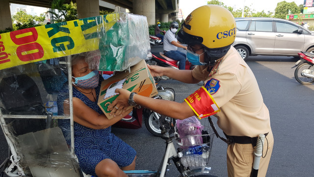 Hình ảnh đẹp: CSGT TP HCM tặng mì tôm, nước mắm, trứng... cho người gặp khó khăn vì COVID-19 - Hình 2 Hinh anh dep: CSGT TP HCM tang mi tom, nuoc mam, trung... cho nguoi gap kho khan vi COVID-19-Hinh-2