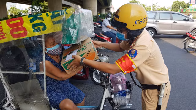 Hinh anh dep: CSGT TP HCM tang mi tom, nuoc mam, trung... cho nguoi gap kho khan vi COVID-19-Hinh-2