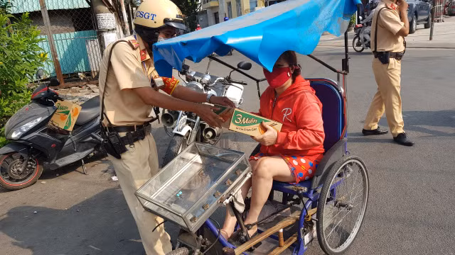 Hinh anh dep: CSGT TP HCM tang mi tom, nuoc mam, trung... cho nguoi gap kho khan vi COVID-19
