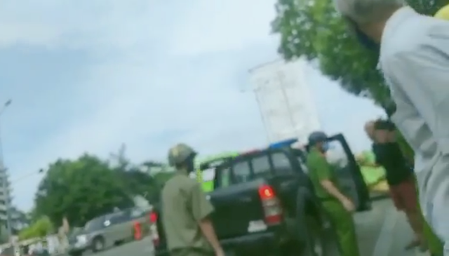 Khống chế người đàn ông bị tâm thần cầm dao chặt chém ô tô ở Sài Gòn - Hình 3 Khong che nguoi dan ong bi tam than cam dao chat chem o to o Sai Gon-Hinh-3