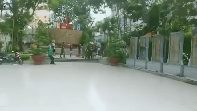 Khống chế người đàn ông bị tâm thần cầm dao chặt chém ô tô ở Sài Gòn - Hình 2 Khong che nguoi dan ong bi tam than cam dao chat chem o to o Sai Gon-Hinh-2