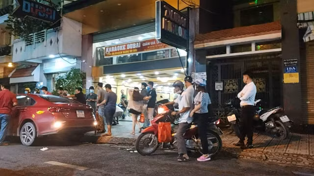 Hai nhom giang ho Sai Gon hon chien o quan karaoke Dubai