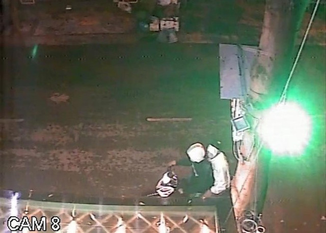 Người phụ nữ thuê 3 thiếu niên tạt sơn trộn mắm tôm vào quán cà phê - Hình 2 Nguoi phu nu thue 3 thieu nien tat son tron mam tom vao quan ca phe-Hinh-2