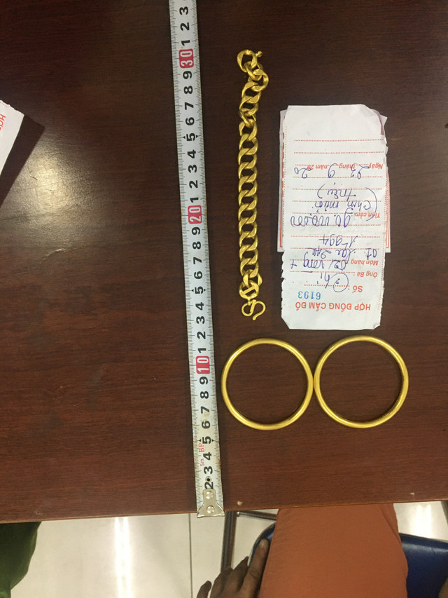Bộ đôi dùng vàng giả vào tiệm vàng cầm cố hàng trăm triệu đồng - Hình 2 Bo doi dung vang gia vao tiem vang cam co hang tram trieu dong-Hinh-2
