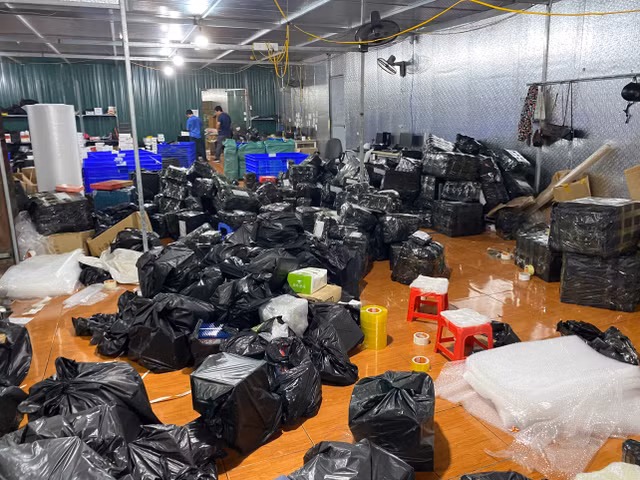 Dot nhap tong kho hang chuc van hang gia LV, Gucci, Chanel cua dai gia o Lao Cai-Hinh-2