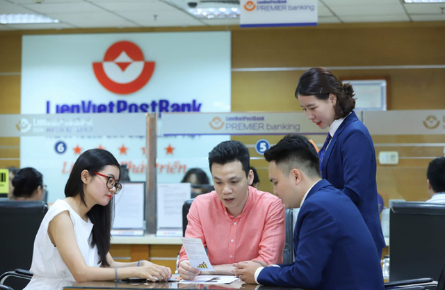 Cổ phiếu LienVietPostBank chào sàn HoSE với giá tham chiếu 11.800 đồng/cp vào ngày 9/11 Co phieu LienVietPostBank chao san HoSE voi gia tham chieu 11.800 dong/cp vao ngay 9/11
