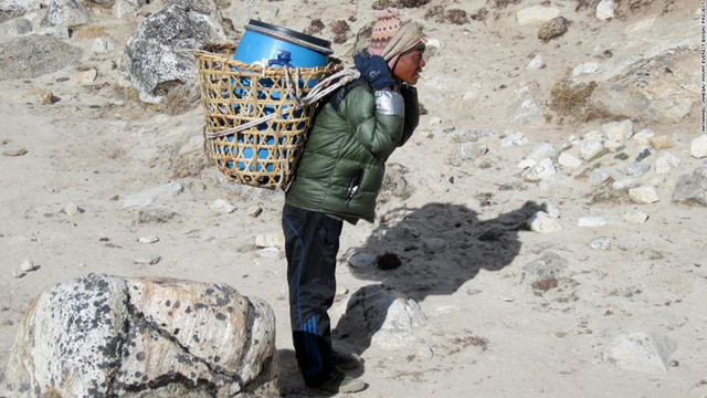 Chiến dịch thu dọn thi thể trên “nóc nhà” của thế giới Chien dich thu don thi the tren “noc nha” cua the gioi