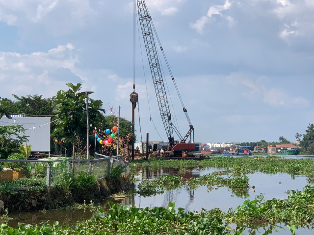 Quận 12 (TP HCM): Ngang nhiên ép cọc, xây kè lấn sông Sài Gòn? - Hình 2 Quan 12 (TP HCM): Ngang nhien ep coc, xay ke lan song Sai Gon?-Hinh-2