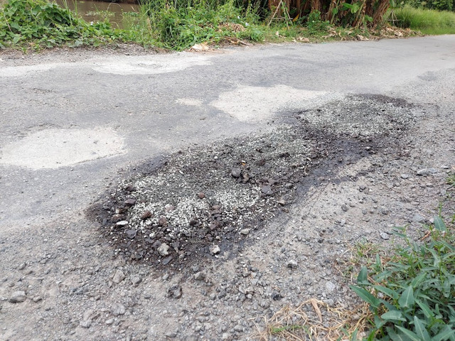 Tân Hiệp (Kiên Giang): 2 tuyến đường “vừa làm đã hỏng” là do trời mưa - Hình 2 Tan Hiep (Kien Giang): 2 tuyen duong “vua lam da hong” la do troi mua-Hinh-2