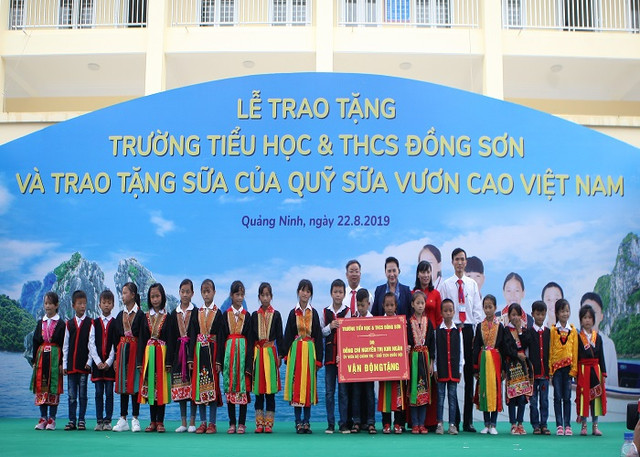 Trẻ em Quảng Ninh đón trường mới từ Chủ tịch Quốc hội và 71 ngàn ly sữa ngon Tre em Quang Ninh don truong moi tu Chu tich Quoc hoi va 71 ngan ly sua ngon