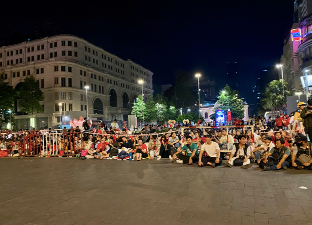 Chùm ảnh: Người dân háo hức thức xuyên đêm xem bắn pháo hoa và chờ xem tổng duyệt - Hình 31 Chum anh: Nguoi dan hao huc thuc xuyen dem xem ban phao hoa va cho xem tong duyet-Hinh-31