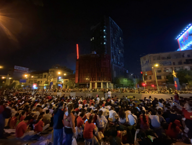 Chùm ảnh: Người dân háo hức thức xuyên đêm xem bắn pháo hoa và chờ xem tổng duyệt - Hình 29 Chum anh: Nguoi dan hao huc thuc xuyen dem xem ban phao hoa va cho xem tong duyet-Hinh-29