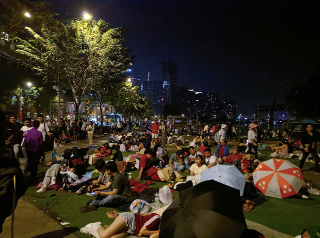 Chùm ảnh: Người dân háo hức thức xuyên đêm xem bắn pháo hoa và chờ xem tổng duyệt - Hình 27 Chum anh: Nguoi dan hao huc thuc xuyen dem xem ban phao hoa va cho xem tong duyet-Hinh-27