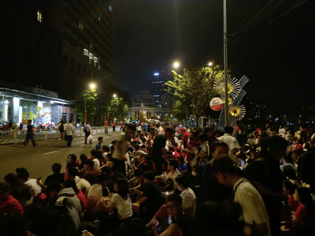 Chùm ảnh: Người dân háo hức thức xuyên đêm xem bắn pháo hoa và chờ xem tổng duyệt - Hình 30 Chum anh: Nguoi dan hao huc thuc xuyen dem xem ban phao hoa va cho xem tong duyet-Hinh-30