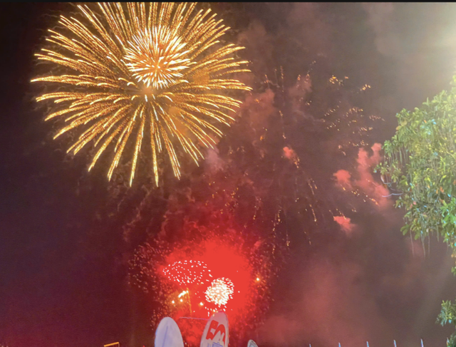 Chùm ảnh: Người dân háo hức thức xuyên đêm xem bắn pháo hoa và chờ xem tổng duyệt - Hình 26 Chum anh: Nguoi dan hao huc thuc xuyen dem xem ban phao hoa va cho xem tong duyet-Hinh-26