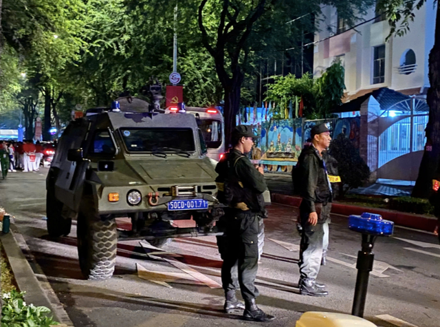 Chùm ảnh: Người dân háo hức thức xuyên đêm xem bắn pháo hoa và chờ xem tổng duyệt - Hình 35 Chum anh: Nguoi dan hao huc thuc xuyen dem xem ban phao hoa va cho xem tong duyet-Hinh-35