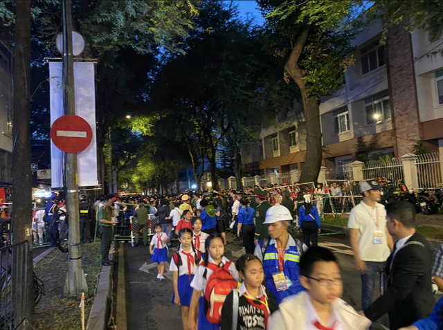 Chùm ảnh: Người dân háo hức thức xuyên đêm xem bắn pháo hoa và chờ xem tổng duyệt - Hình 33 Chum anh: Nguoi dan hao huc thuc xuyen dem xem ban phao hoa va cho xem tong duyet-Hinh-33