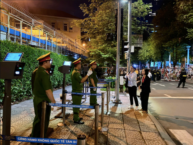 Chùm ảnh: Người dân háo hức thức xuyên đêm xem bắn pháo hoa và chờ xem tổng duyệt - Hình 36 Chum anh: Nguoi dan hao huc thuc xuyen dem xem ban phao hoa va cho xem tong duyet-Hinh-36