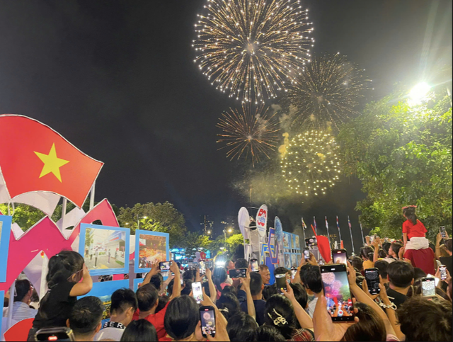 Chùm ảnh: Người dân háo hức thức xuyên đêm xem bắn pháo hoa và chờ xem tổng duyệt - Hình 25 Chum anh: Nguoi dan hao huc thuc xuyen dem xem ban phao hoa va cho xem tong duyet-Hinh-25