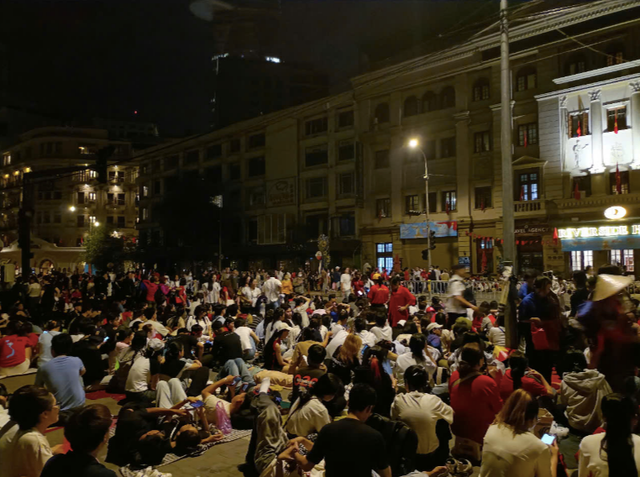 Chùm ảnh: Người dân háo hức thức xuyên đêm xem bắn pháo hoa và chờ xem tổng duyệt - Hình 28 Chum anh: Nguoi dan hao huc thuc xuyen dem xem ban phao hoa va cho xem tong duyet-Hinh-28