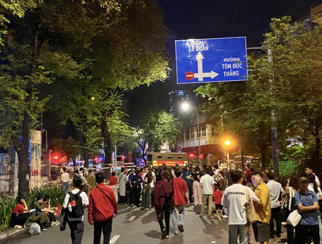 Chùm ảnh: Người dân háo hức thức xuyên đêm xem bắn pháo hoa và chờ xem tổng duyệt - Hình 34 Chum anh: Nguoi dan hao huc thuc xuyen dem xem ban phao hoa va cho xem tong duyet-Hinh-34