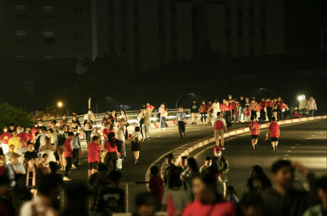 Chùm ảnh: Người dân háo hức thức xuyên đêm xem bắn pháo hoa và chờ xem tổng duyệt - Hình 32 Chum anh: Nguoi dan hao huc thuc xuyen dem xem ban phao hoa va cho xem tong duyet-Hinh-32