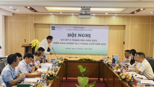 UBCKNN da lam viec voi NHNN va Bo Ke hoach Dau tu thao go nang hang thi truong