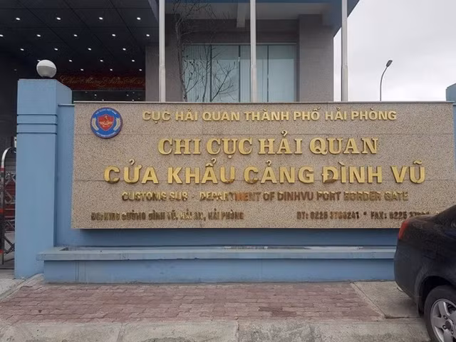 Vi sao mot can bo hai quan o Hai Phong bi khoi to?