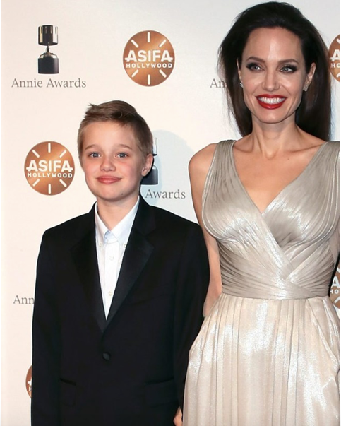 Váy Versace khiến thế giới thay đổi cái nhìn về con gái Angelina Jolie - Hình 2 Vay Versace khien the gioi thay doi cai nhin ve con gai Angelina Jolie-Hinh-2