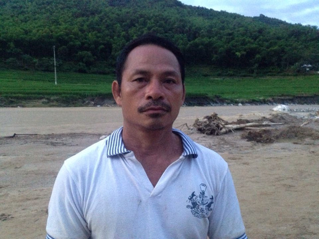 Người đàn ông liều mình cứu 8 người khỏi dòng nước lũ chảy xiết Nguoi dan ong lieu minh cuu 8 nguoi khoi dong nuoc lu chay xiet