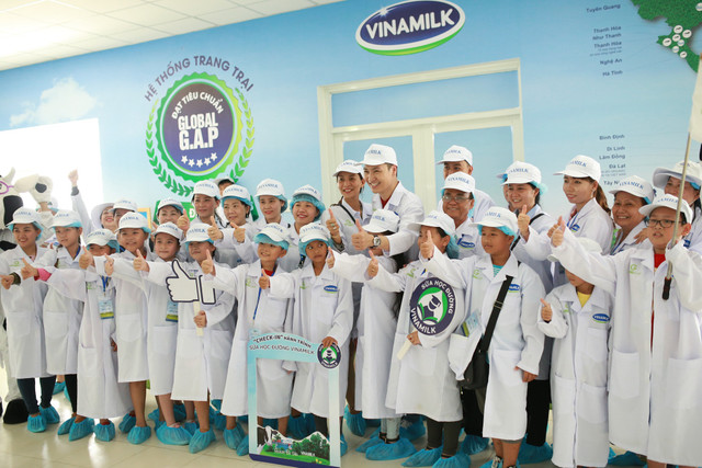 Học sinh hào hứng tự “khám phá” hành trình sữa học đường Vinamilk - Hình 5 Hoc sinh hao hung tu “kham pha” hanh trinh sua hoc duong Vinamilk-Hinh-5