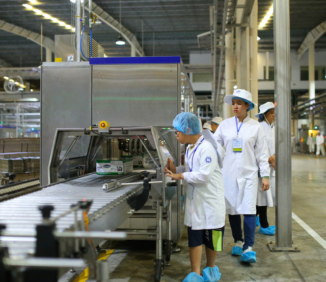 Học sinh hào hứng tự “khám phá” hành trình sữa học đường Vinamilk - Hình 4 Hoc sinh hao hung tu “kham pha” hanh trinh sua hoc duong Vinamilk-Hinh-4