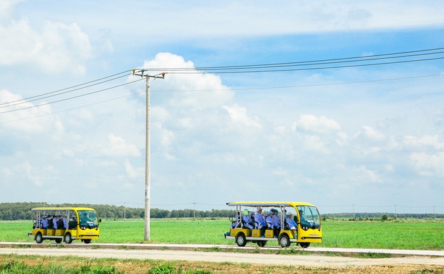 Học sinh hào hứng tự “khám phá” hành trình sữa học đường Vinamilk - Hình 2 Hoc sinh hao hung tu “kham pha” hanh trinh sua hoc duong Vinamilk-Hinh-2