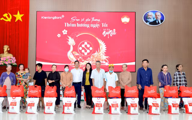 KienlongBank trao tang hon 8.000 phan qua cho ba con don Tet Giap Thin 2024-Hinh-3