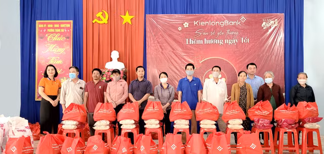KienlongBank trao tang hon 8.000 phan qua cho ba con don Tet Giap Thin 2024-Hinh-4