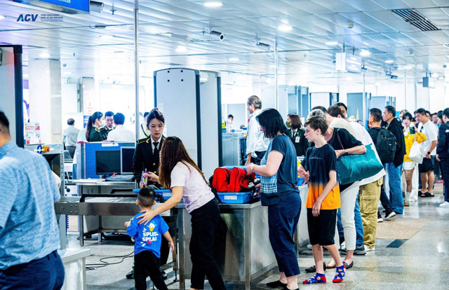 Giá vé máy bay tăng vọt, nhiều gia đình bỏ kế hoạch về quê đón Tết - Hình 2 Gia ve may bay tang vot, nhieu gia dinh bo ke hoach ve que don Tet-Hinh-2