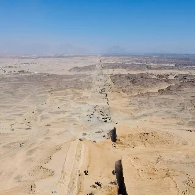 Toàn cảnh đại công trường xây dựng siêu thành phố giữa sa mạc của của Arab Saudi Toan canh dai cong truong xay dung sieu thanh pho giua sa mac cua cua Arab Saudi