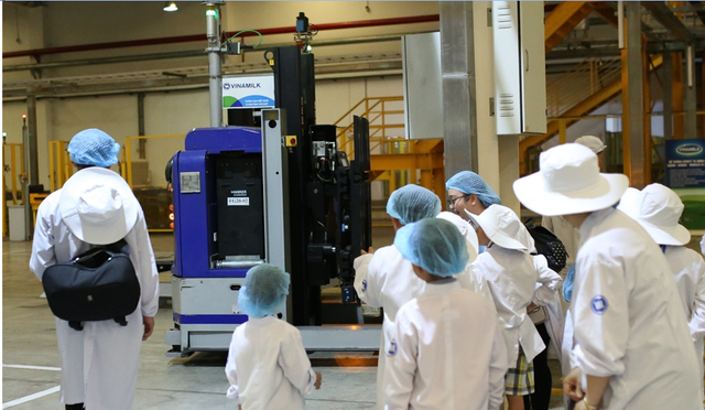 “Siêu” nhà máy sữa đón những vị khách học đường đầu tiên - Hình 2 “Sieu” nha may sua don nhung vi khach hoc duong dau tien-Hinh-2