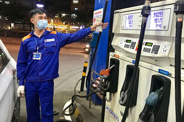 Giá xăng dầu đồng loạt giảm mạnh Gia xang dau dong loat giam manh