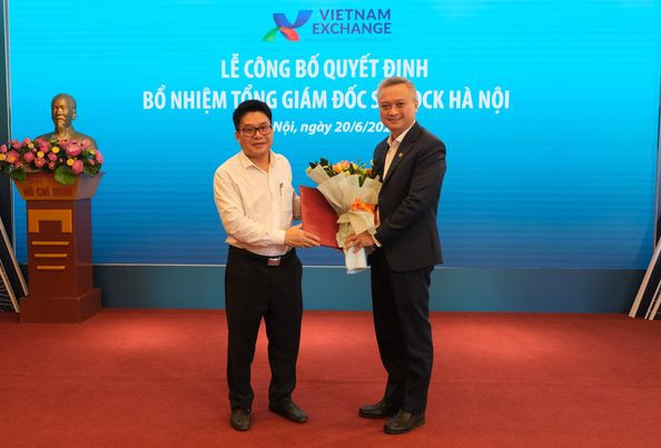 Chân dung Tổng giám đốc và Trưởng Ban kiểm soát Sở GDCK Hà Nội Chan dung Tong giam doc va Truong Ban kiem soat So GDCK Ha Noi