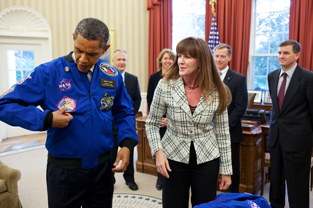 Vì sao NASA chỉ có thể hứa lên Mặt trăng sớm nhất vào năm 2025? - Hình 7 Vi sao NASA chi co the hua len Mat trang som nhat vao nam 2025?-Hinh-7