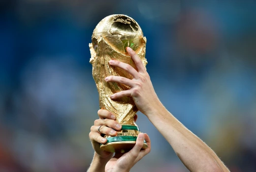 Khám phá bí mật thú vị dưới đáy cúp vàng World Cup - Hình 12 Kham pha bi mat thu vi duoi day cup vang World Cup-Hinh-12